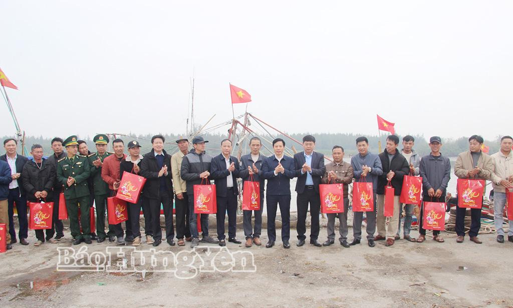 Các ngư dân xã Hưng Phú, Đồng Châu, Nam Cường nhận quà Tết từ lãnh đạo UBND tỉnh, Sở Nông nghiệp và Môi trường.