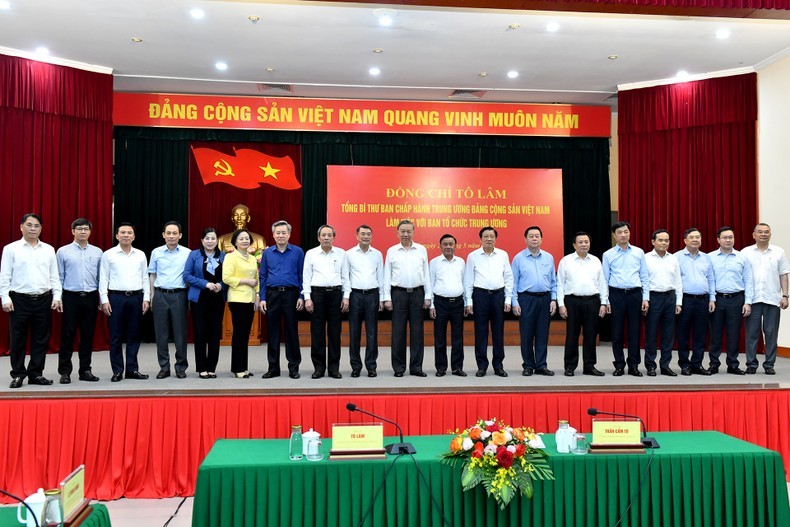 Tổng Bí thư Tô Lâm với các đồng chí lãnh đạo Đảng, Nhà nước và các đại biểu tham dự buổi làm việc. (Ảnh: ĐĂNG KHOA) Tổng Bí thư Tô Lâm với các đồng chí lãnh đạo Đảng, Nhà nước và các đại biểu tham dự buổi làm việc. (Ảnh: ĐĂNG KHOA)