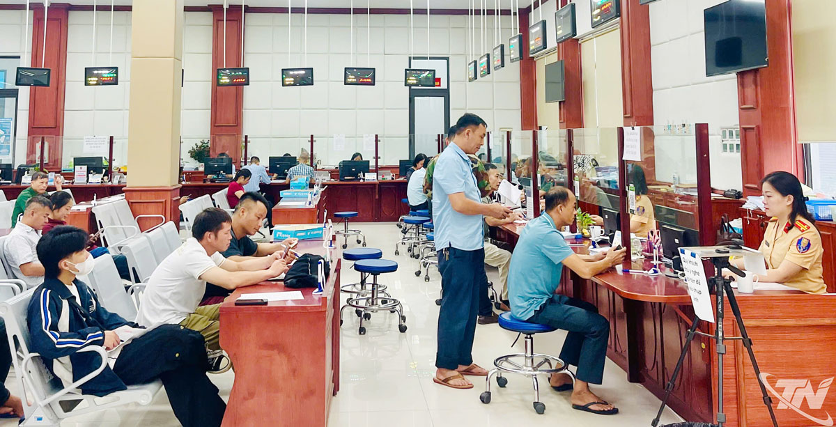 Trung tâm Phục vụ hành chính công tỉnh Thái Nguyên không ngừng nâng cao chất lượng phục vụ người dân. Ảnh T.L