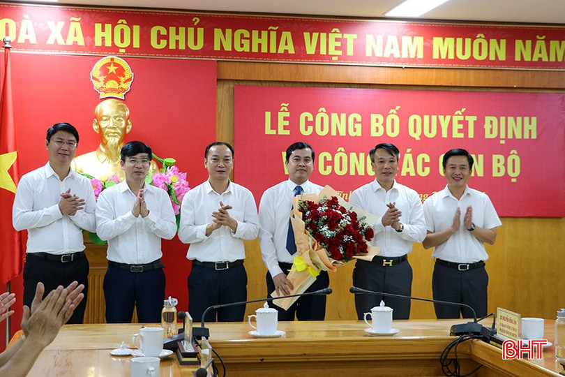 Lãnh đạo Văn phòng UBND tỉnh tặng hoa chúc mừng đồng chí Trần Quốc Đạt. bqbht_br_lanh-dao-van-phong-tang-hoa.jpg