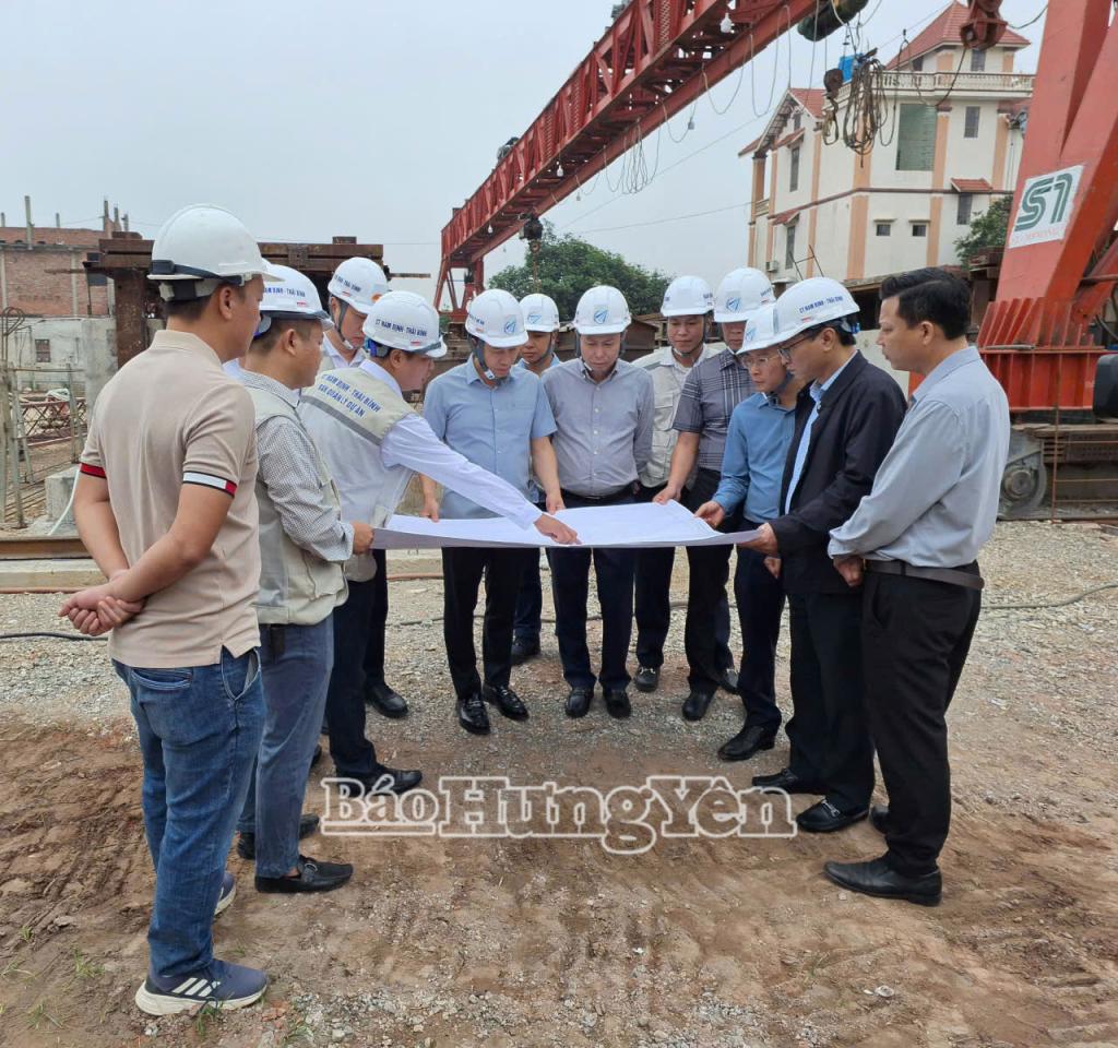 Đồng chí Phó Chủ tịch UBND tỉnh Lại Văn Hoàn kiểm tra công tác giải phóng mặt bằng khu vực thi công cầu vượt sông Trà Lý trên tuyến cao tốc CT.08.