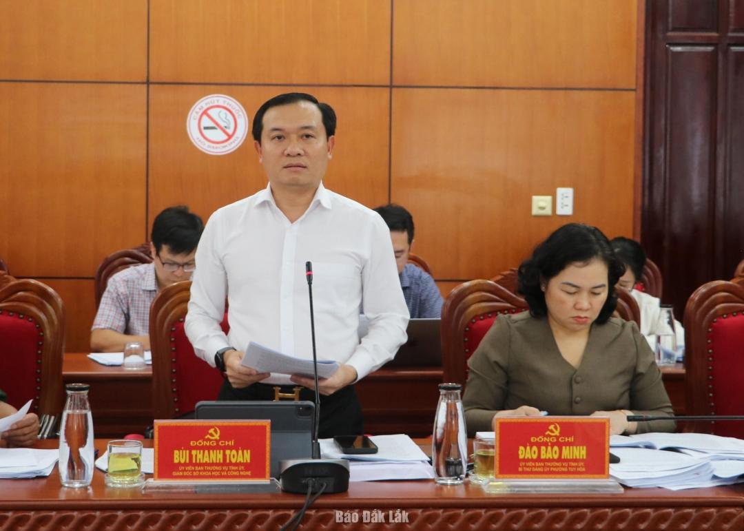 Ủy viên Ban Thường vụ Tỉnh ủy, Giám đốc Sở Khoa học và Công nghệ Bùi Thanh Toàn phát biểu ý kiến tại hội nghị.