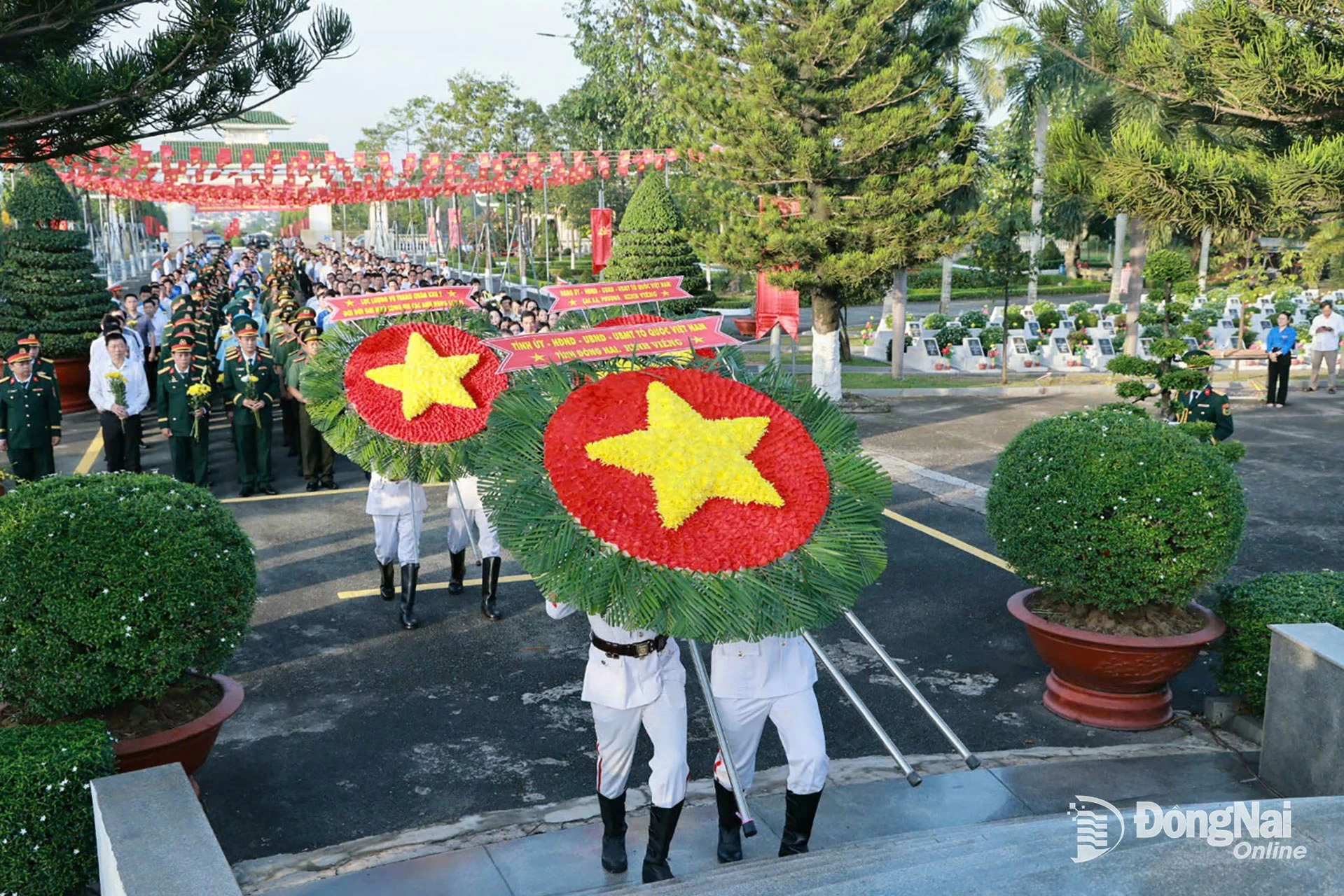 Các đại biểu và lực lượng vũ trang dâng vòng hoa, tri ân các anh hùng liệt sĩ đã hy sinh vì Tổ quốc. Ảnh: Công Nghĩa