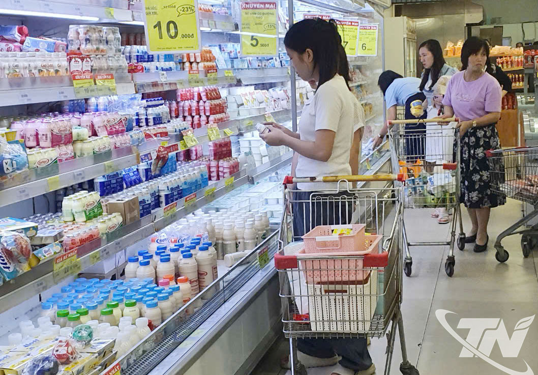 Ở phía hộ gia đình, các gói vay nhà ở xã hội và tín dụng tiêu dùng góp phần kích thích cầu nội địa, hỗ trợ tăng trưởng kinh tế trong ngắn hạn.