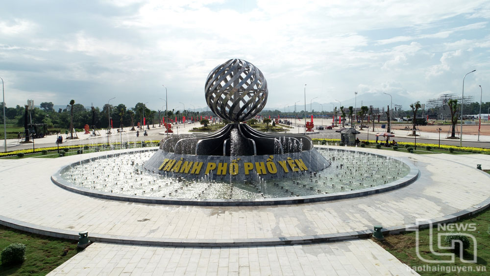 Quảng trường TP. Phổ Yên được đầu tư đồng bộ.