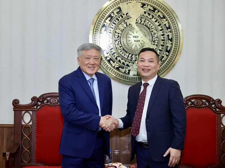Phó Thủ tướng Thường trực Chính phủ thăm, chúc mừng Cổng TTĐT Chính phủ nhân kỷ niệm 100 năm Báo chí Cách mạng Việt Nam- Ảnh 3.