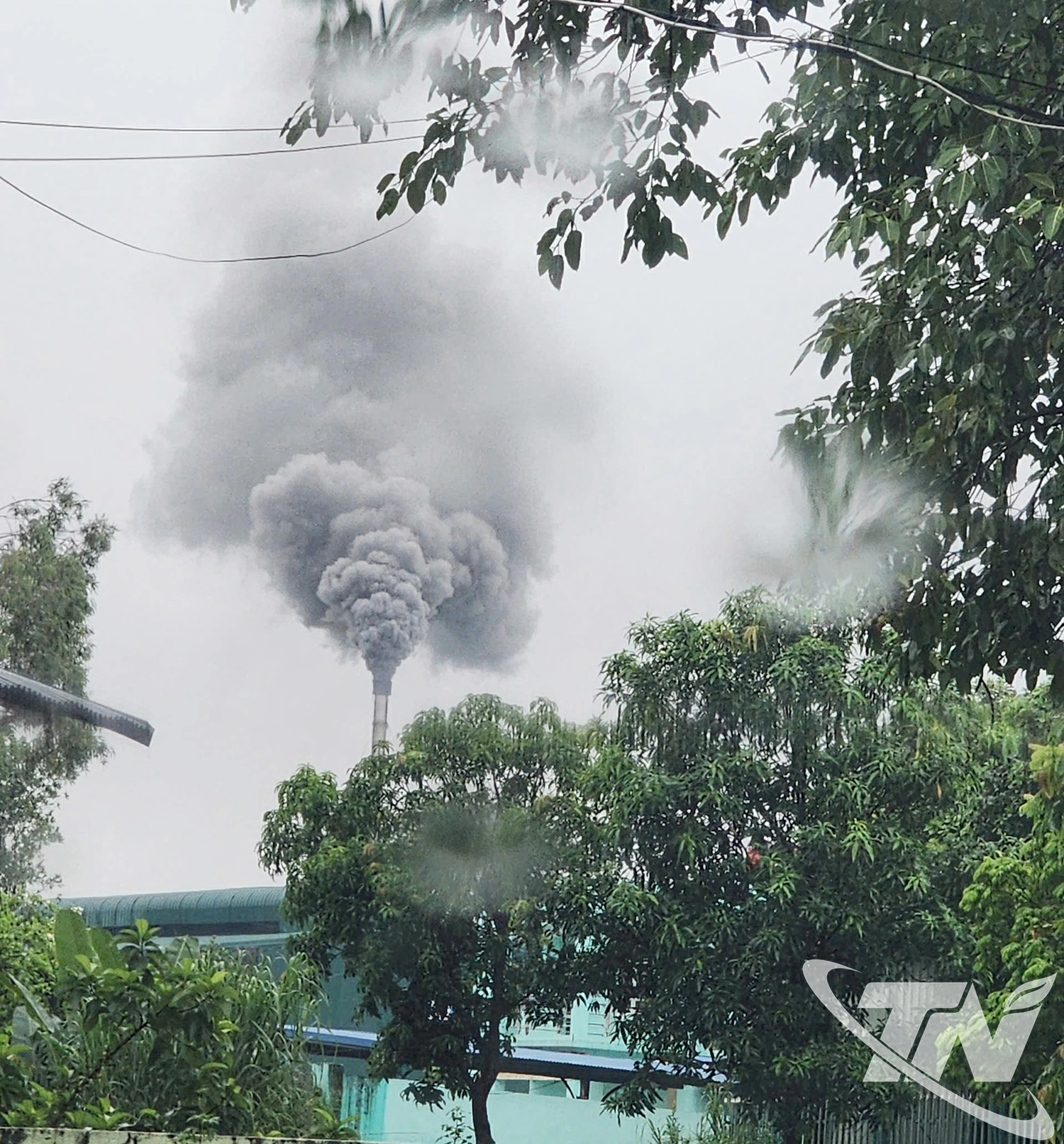 Tình trạng các nhà máy, cơ sở sản xuất xả khói chưa được kiểm soát   chặt chẽ là một trong những nguyên nhân gây ô nhiễm không khí.  