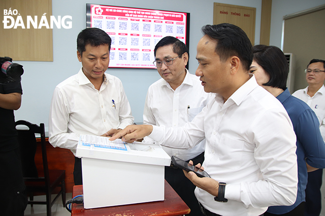 Phó Bí thư Thường trực Thành ủy Nguyễn Đình Vĩnh kiểm tra tại Trung tâm phục vụ hành chính công tại phường Thanh Khê. Ảnh: TRỌNG HUY