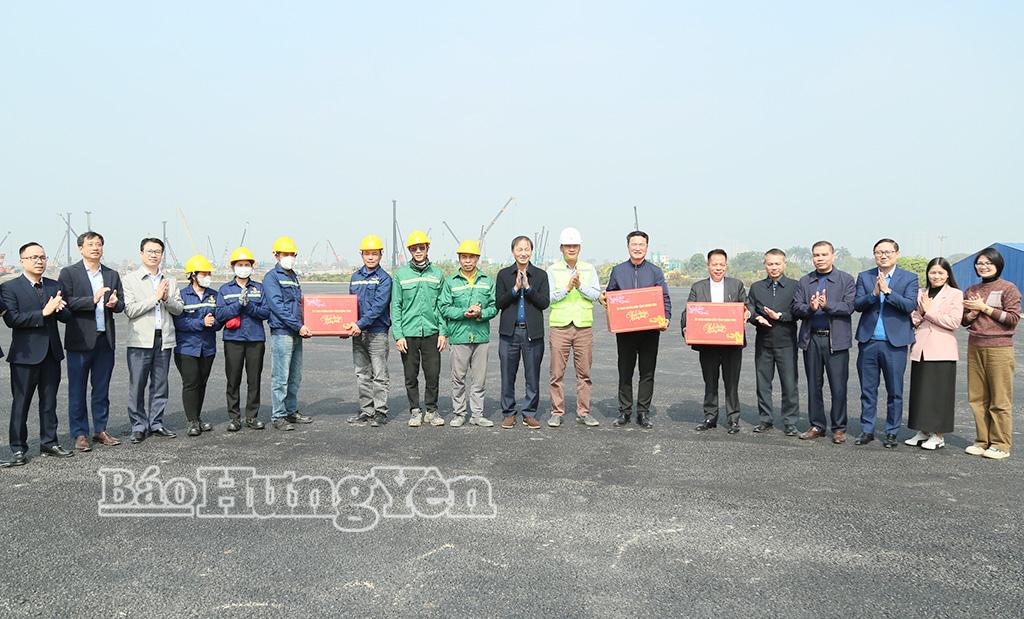 Đồng chí Phó Chủ tịch UBND tỉnh Nguyễn Hùng Nam tặng quà động viên cán bộ, công nhân, người lao động tại dự án Trung tâm đào tạo bóng đá trẻ PVF.