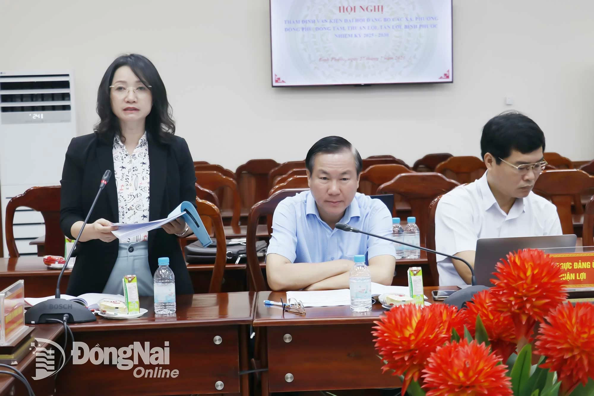 Bí thư Đảng ủy xã Thuận Lợi Bùi Thị Minh Thuý báo cáo công tác chuẩn bị đại hội, những khó khăn, vướng mắc và kiến nghị, đề xuất đến đoàn công tác. Ảnh: Xuân Túc