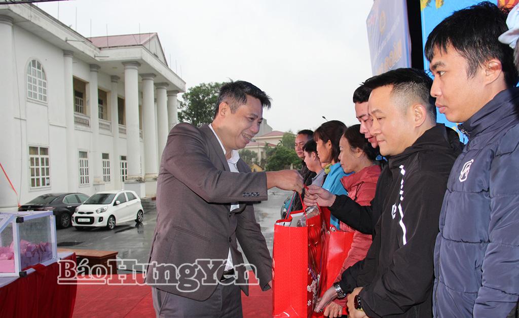 Đồng chí Nguyễn Cao Cường, Chủ tịch Liên minh Hợp tác xã tỉnh trao quà bốc thăm trúng thưởng tặng người lao động.