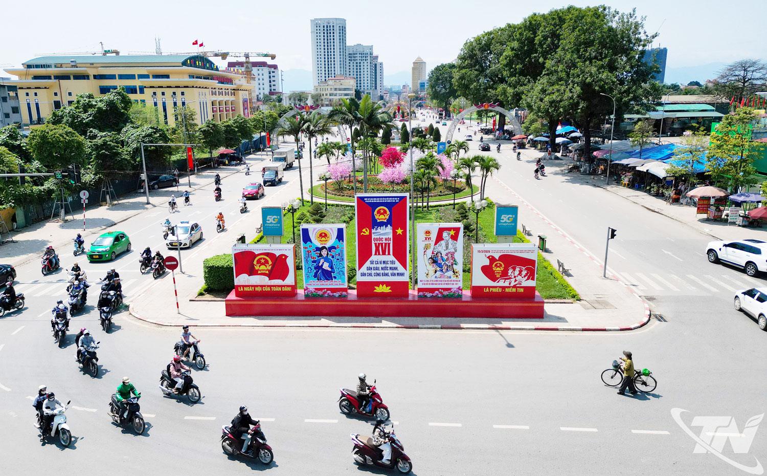 Khắp các tuyến đường từ khu vực trung tâm tỉnh đến vùng sâu, vùng xa, sắc đỏ của cờ hoa, biểu ngữ rực rỡ, góp phần tô đậm niềm tin và kỳ vọng của cử tri hướng về Ngày bầu cử đại biểu Quốc hội khóa XVI và đại biểu HĐND các cấp, nhiệm kỳ 2026-2031.