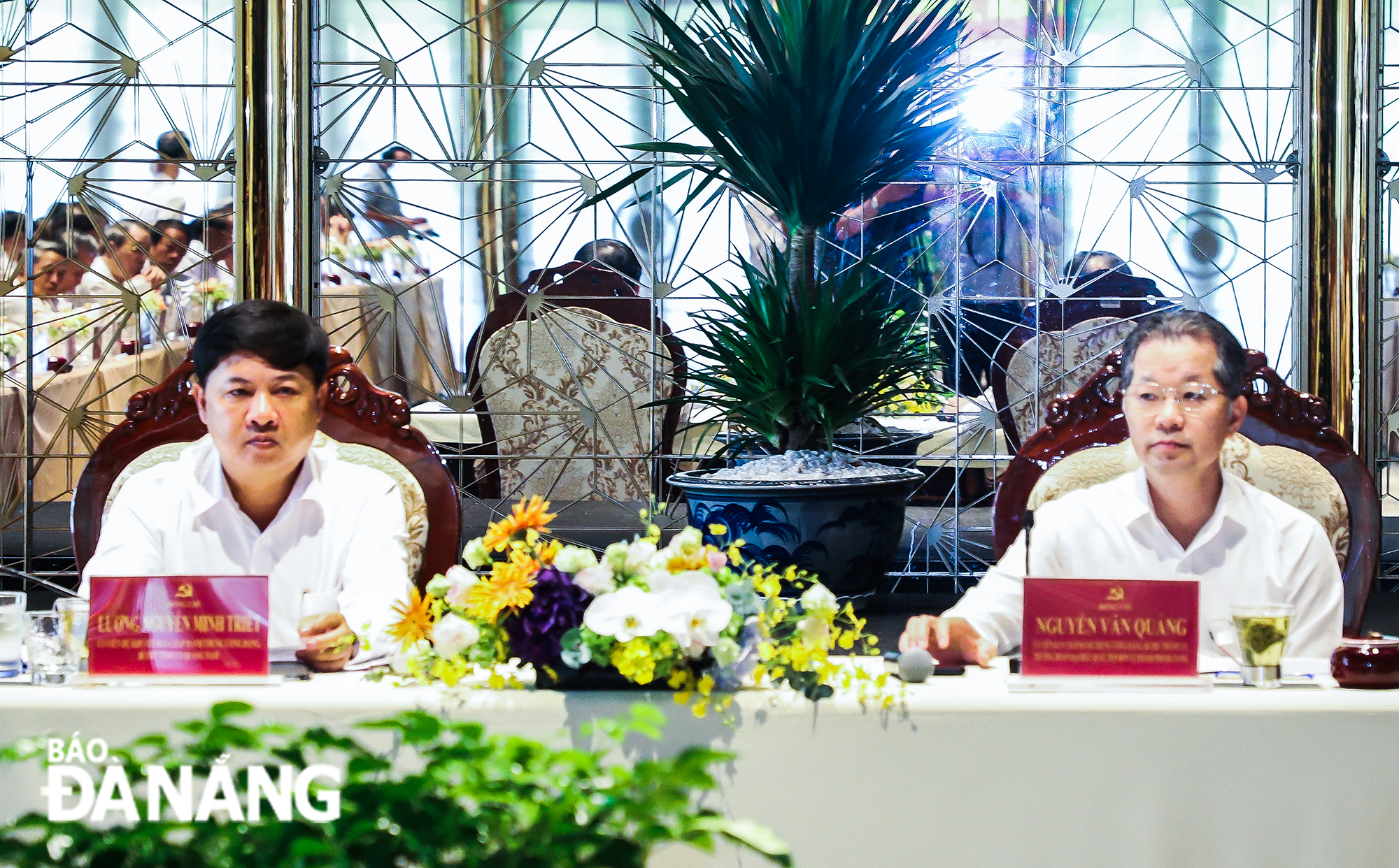 Bí thư Thành ủy Đà Nẵng Nguyễn Văn Quảng (bên phải) và Bí thư Tỉnh ủy Quảng Nam Lương Nguyễn Minh Triết đồng chủ trì hội nghị. Ảnh: NGỌC PHÚ