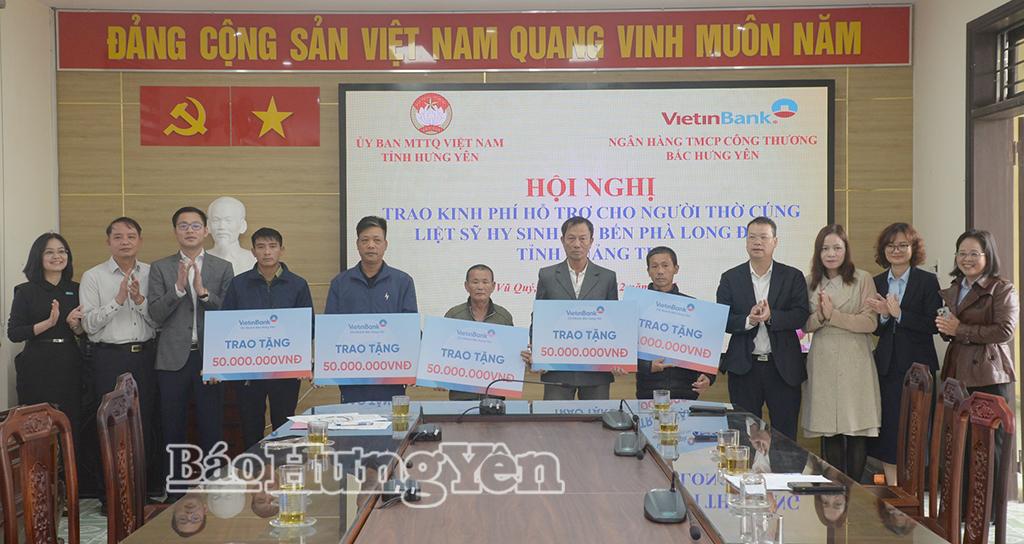 Đồng chí Nguyễn Mạnh Hùng, Phó Chủ nhiệm Ủy ban Kiểm tra Trung ương và các đại biểu trao kinh phí hỗ trợ cho đại diện 5 gia đình có hoàn cảnh khó khăn là người thờ cúng các liệt sĩ hy sinh tại Bến phà Long Đại.
