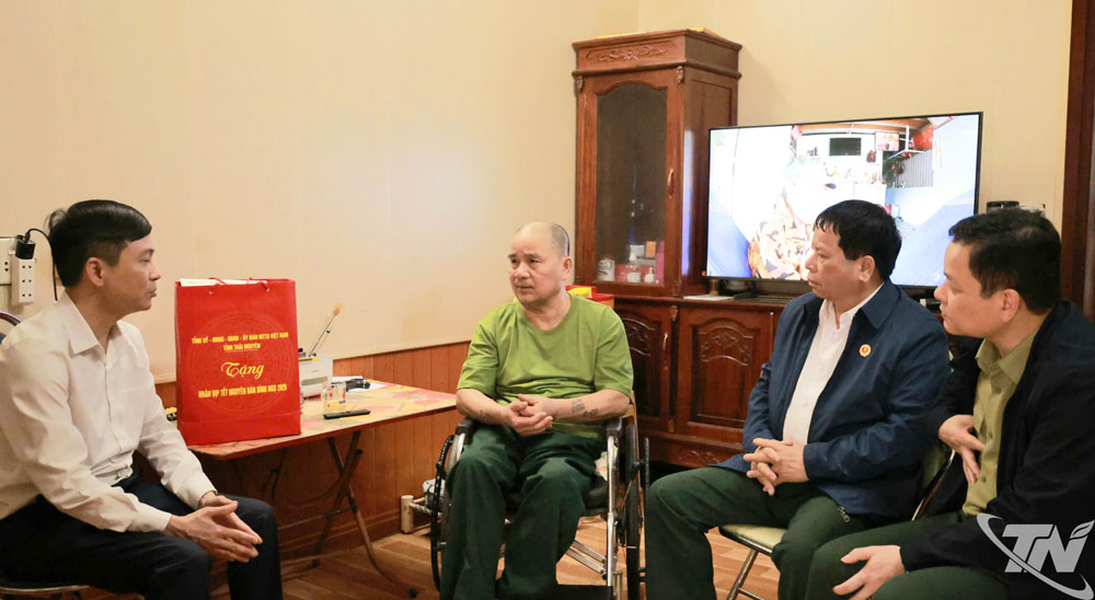 Thăm, tặng quà thương binh nặng Hoàng Văn Hợp, 68 tuổi, quê xã Tràng Xá, tỉnh Thái Nguyên, hiện đang điều dưỡng tại Trung tâm Điều dưỡng thương binh Duy Tiên ( Ninh Bình).
