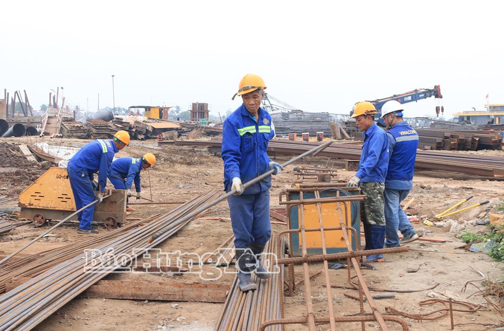 Thi công cấu kiện đúc sẵn công trình cầu vượt sông Hồng thuộc tuyến đường bộ cao tốc CT.08.