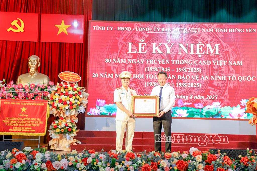 Thừa ủy quyền của Chủ tịch nước, đồng chí Bí thư Tỉnh ủy Nguyễn Hữu Nghĩa trao Huân Chương chiến công hạng Ba tặng Đại tá Nguyễn Trường Lâm, Phó Giám đốc Công an tỉnh.