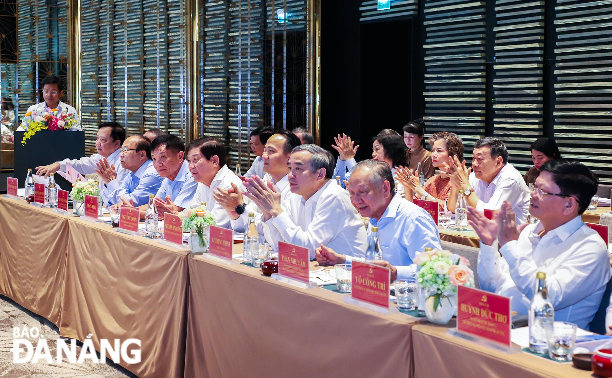 Các đồng chí nguyên lãnh đạo thành và lãnh đạo thành phố Đà Nẵng, tỉnh Quảng Nam tham dự hội nghị. Ảnh: NGỌC PHÚ