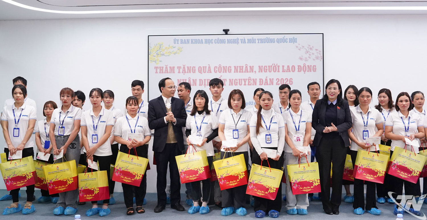 Đồng chí Nguyễn Thanh Hải và đồng chí Phó Chủ tịch UBND tỉnh Nguyễn Linh tặng quà Tết công nhân, người lao động Công ty TNHH DBG Technology Việt Nam.