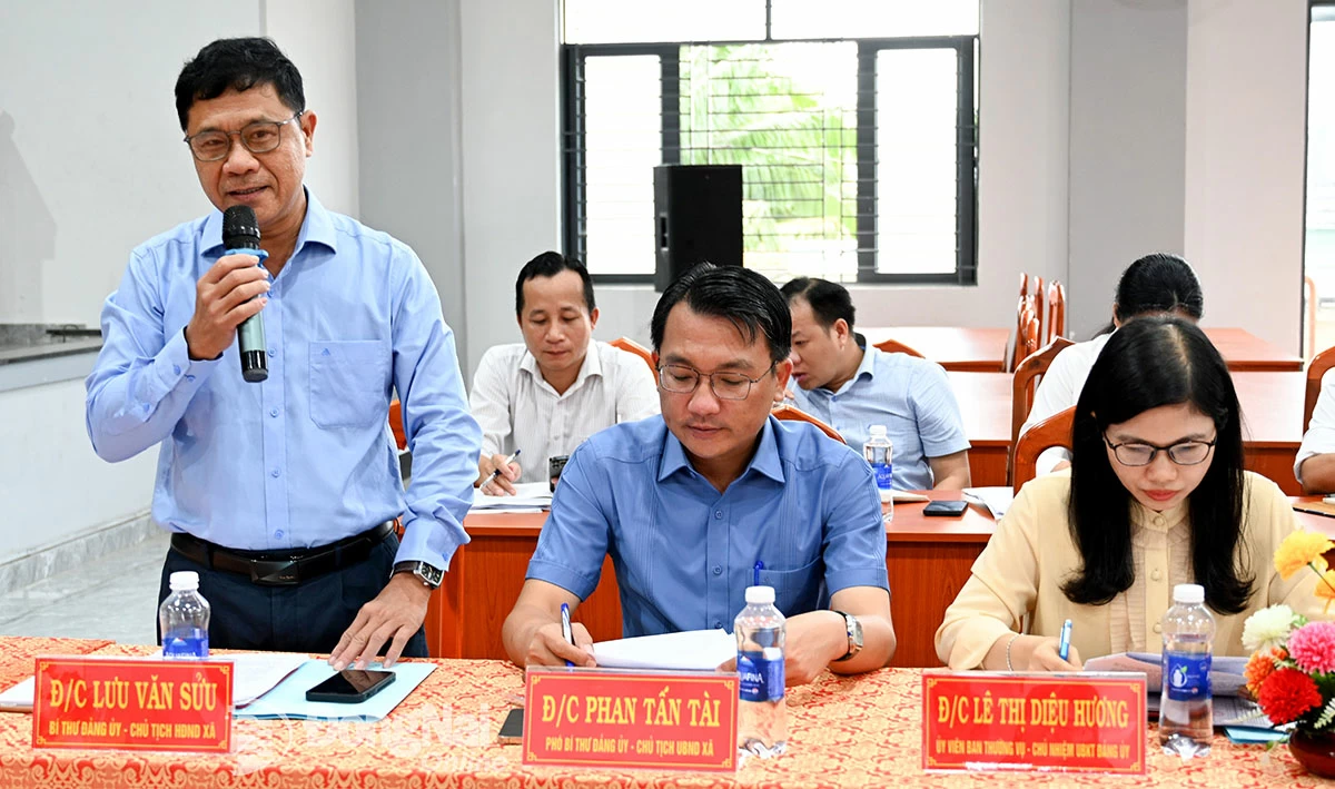 Đồng chí Lưu Văn Sửu, Bí thư Đảng ủy, Chủ tịch HĐND xã Sông Ray báo cáo về công tác chuẩn bị Đại hội Đảng bộ xã. Ảnh: Quốc Việt  