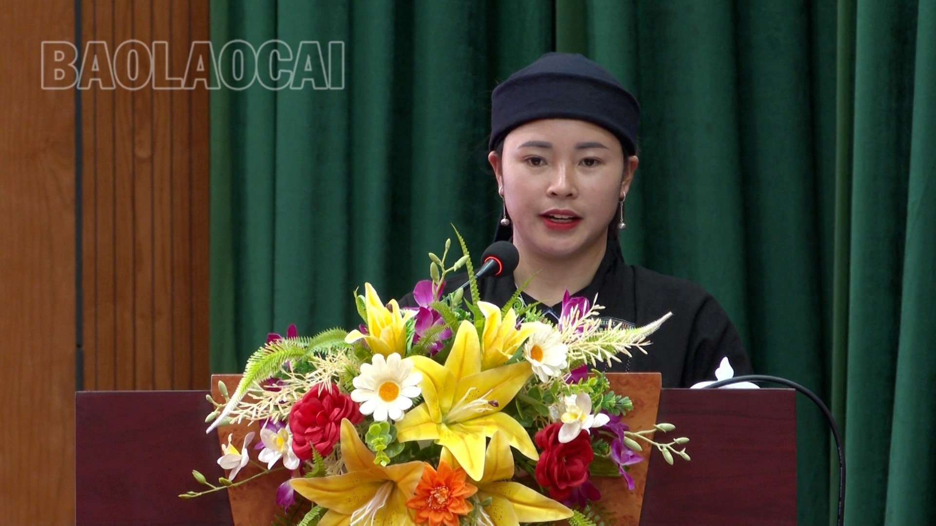 Đại biểu Lý Thị Hương, dân tộc La Chí, xã Nậm Khánh, huyện Bắc Hà tham luận tại hội nghị. dai-bieu-huong-3276.jpg