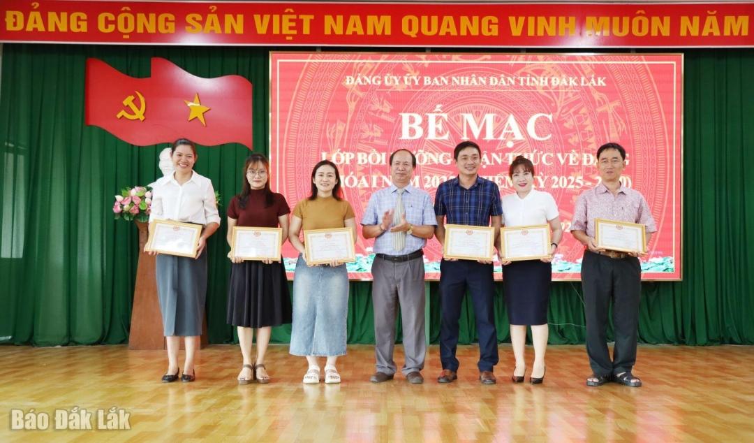 Các học viên nhận Giấy khen.