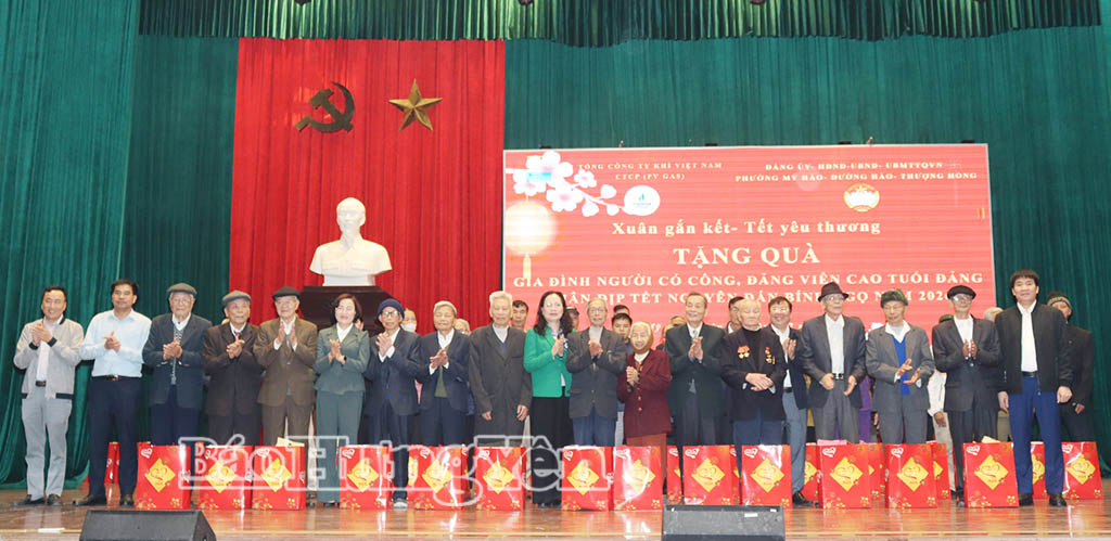 Đồng chí Phó Chủ nhiệm Văn phòng Quốc hội tặng quà người có công, đảng viên cao tuổi đảng và các gia đình chính sách tại một số địa phương trên địa bàn tỉnh.