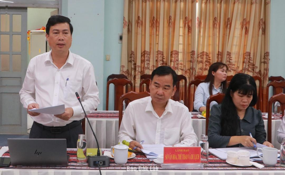 Giám đốc Sở VH-TT&DL Đắk Lắk Trần Hồng Tiến báo cáo tại buổi làm việc.