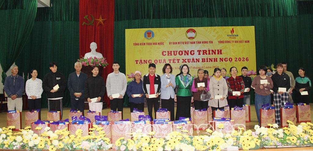 Đại diện Ban Thường trực Ủy ban MTTQ Việt Nam tỉnh trao quà Tết tặng hộ nghèo, hộ có hoàn cảnh khó khăn xã Yên Mỹ.