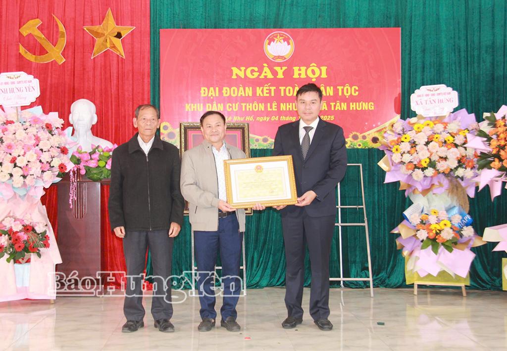 Đồng chí Phó Chủ tịch Thường trực UBND tỉnh Nguyễn Lê Huy trao Bằng khen  của Chủ tịch UBND tỉnh cho khu dân cư thôn Lê Như Hổ.