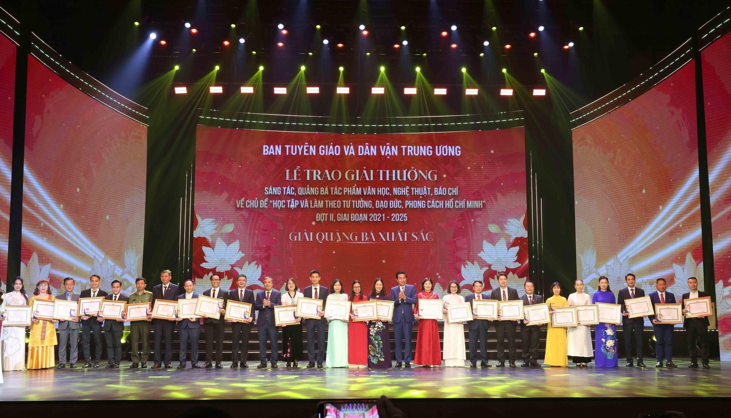 Trao Bằng khen cho các tập thể, cá nhân trong lĩnh vực quảng bá. Ảnh: TTXVN 2222.jpg