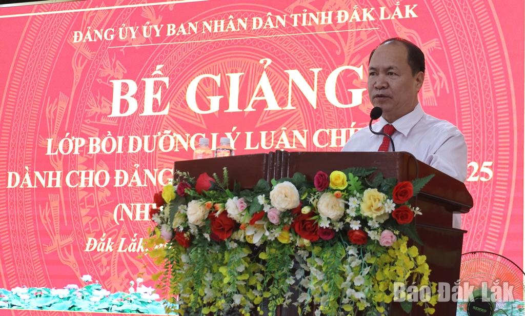 Phó Bí thư chuyên trách Đảng ủy kiêm Trưởng Ban Tuyên giáo và Dân vận Đảng ủy UBND tỉnh Đắk Lắk Nguyễn Hữu Việt phát biểu tại lễ bế giảng.