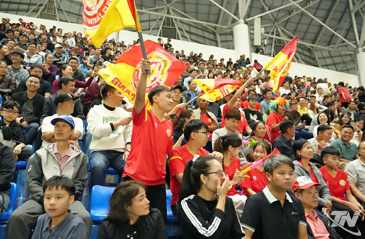 Sự cổ vũ cuồng nhiệt, văn minh từ khán đài tiếp thêm sức mạnh cho các cầu thủ.