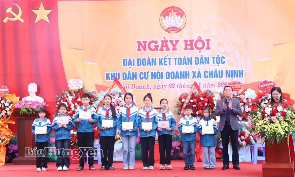 Xã Châu Ninh tặng quà các cháu học sinh có thành tích xuất sắc trong học tập.