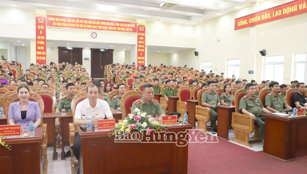 Các đại biểu dự chương trình ra mắt, giới thiệu cuốn sách.