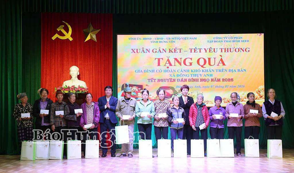 Đồng chí Nguyễn Quang Hưng, Ủy viên Ban Thường vụ, Chủ nhiệm Ủy ban Kiểm tra Tỉnh ủy và đại diện Công ty Cổ phần Tập đoàn ThaiBinh Seed tặng quà Tết gia đình có hoàn cảnh khó khăn xã Đông Thụy Anh.