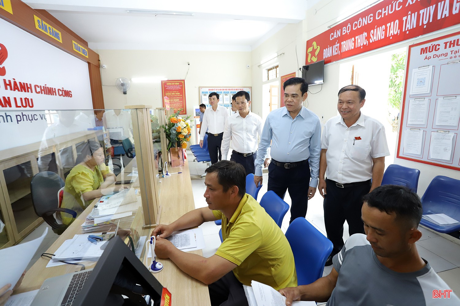 Chủ tịch UBND tỉnh Võ Trọng Hải kiểm tra vận hành Trung tâm Phục vụ hành chính công xã Toàn Lưu. bqbht_br_chu-tich-kiem-tra-chinh-quyen-2-cap-2.jpg