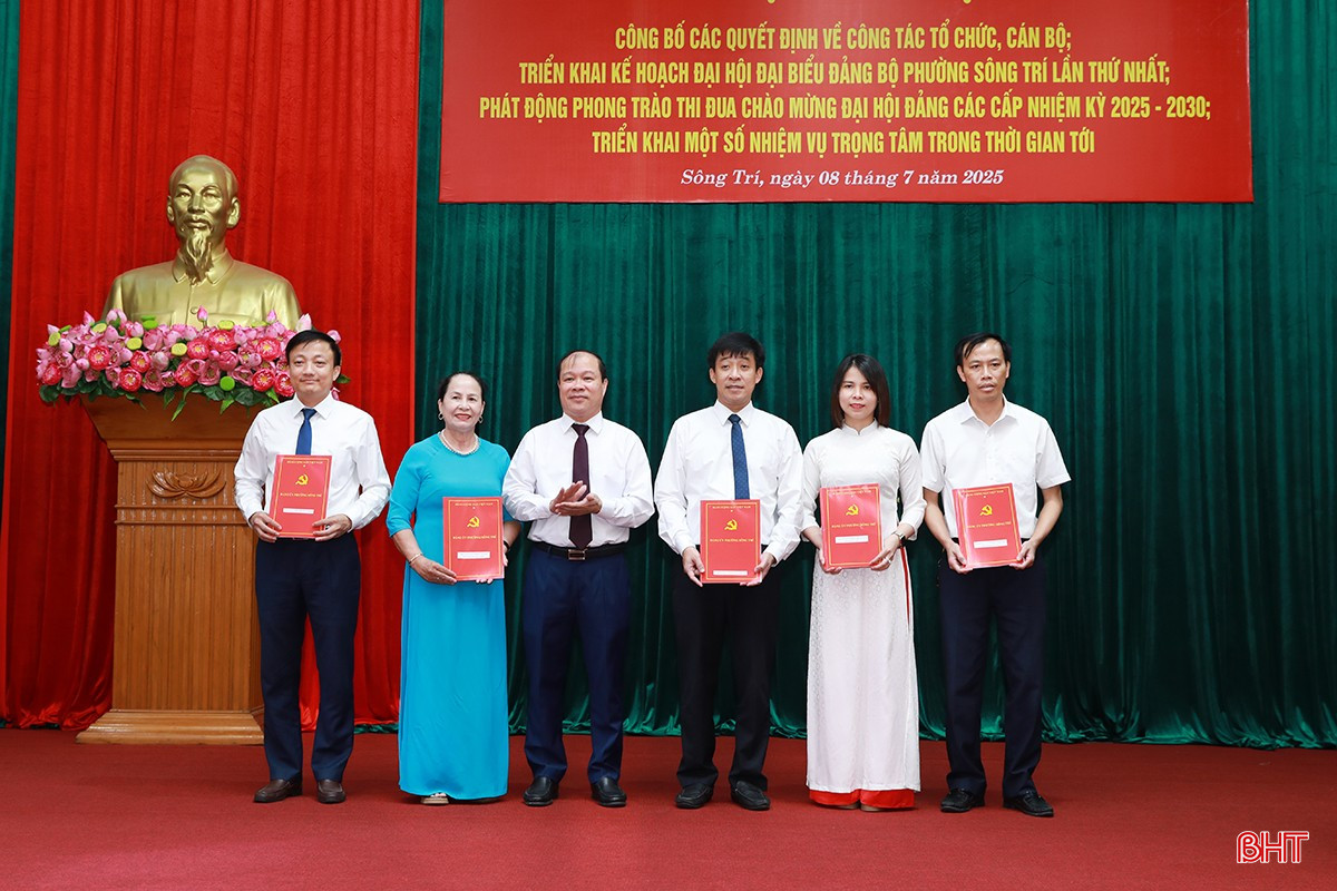 Lãnh đạo Đảng uỷ phường trao quyết định thành lập các đảng bộ trực thuộc... bqbht_br_ag7a8221.jpg