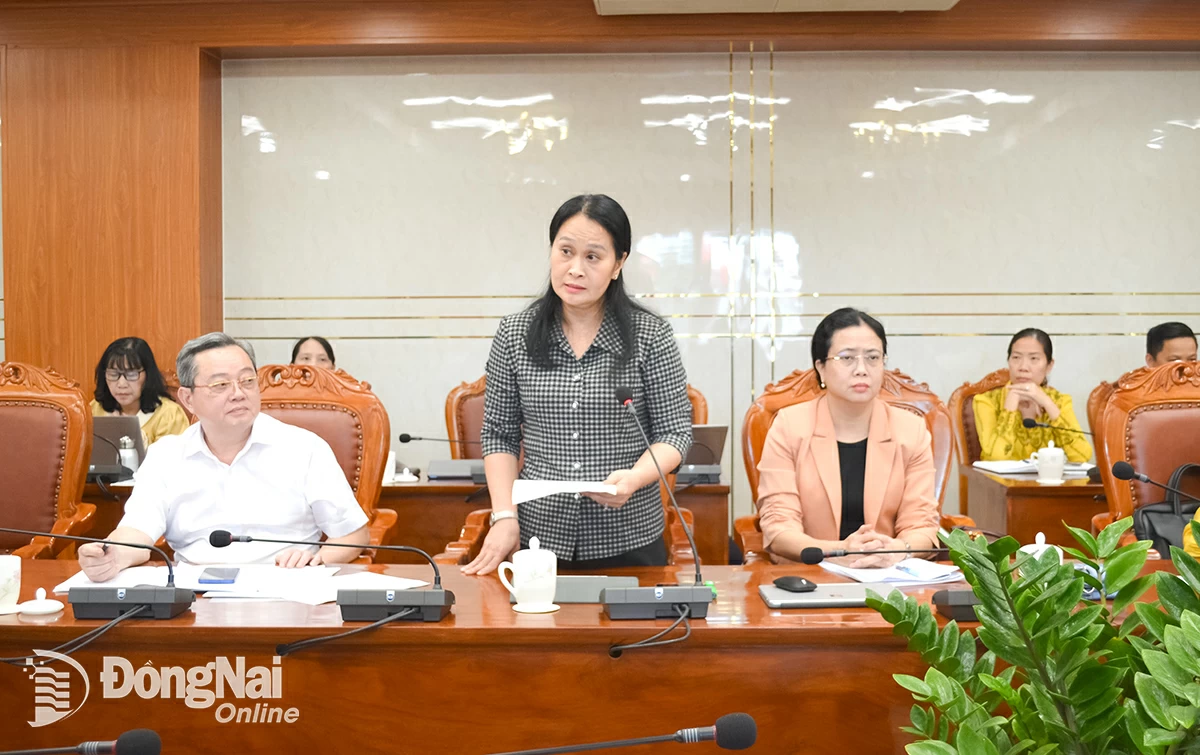Đồng chí Đặng Minh Nguyệt, Ủy viên Ban Thường vụ Tỉnh ủy, Bí thư Đảng ủy phường Long Khánh phát biểu tại phiên họp. Ảnh: Phương Hằng  
