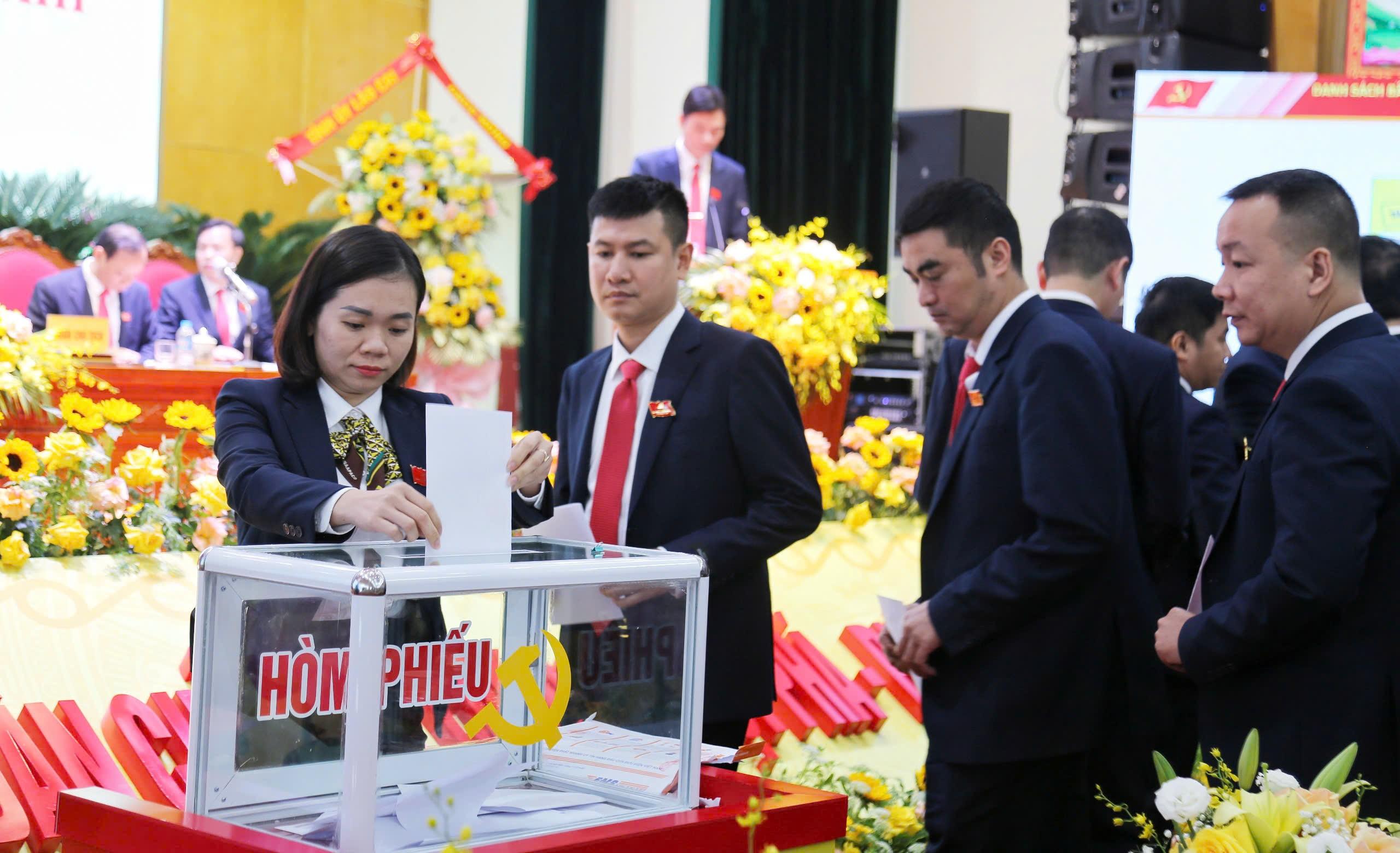 Các đại biểu bỏ phiếu bầu Ban Chấp hành Đảng bộ khóa mới. z6469481337951-289061f02392afbc8833b9f44bf14b1e.jpg