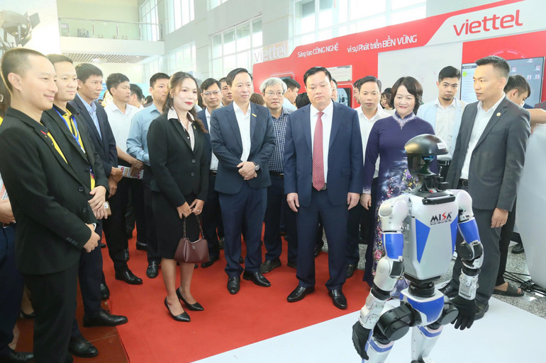 Lãnh đạo tỉnh Hưng Yên thăm triển lãm trải nghiệm số tại diễn đàn khoa học-công nghệ, đổi mới sáng tạo và chuyển đổi số tỉnh Hưng Yên. 29-10-dien-dan-cong-nghe-chuyen-doi-so.jpg