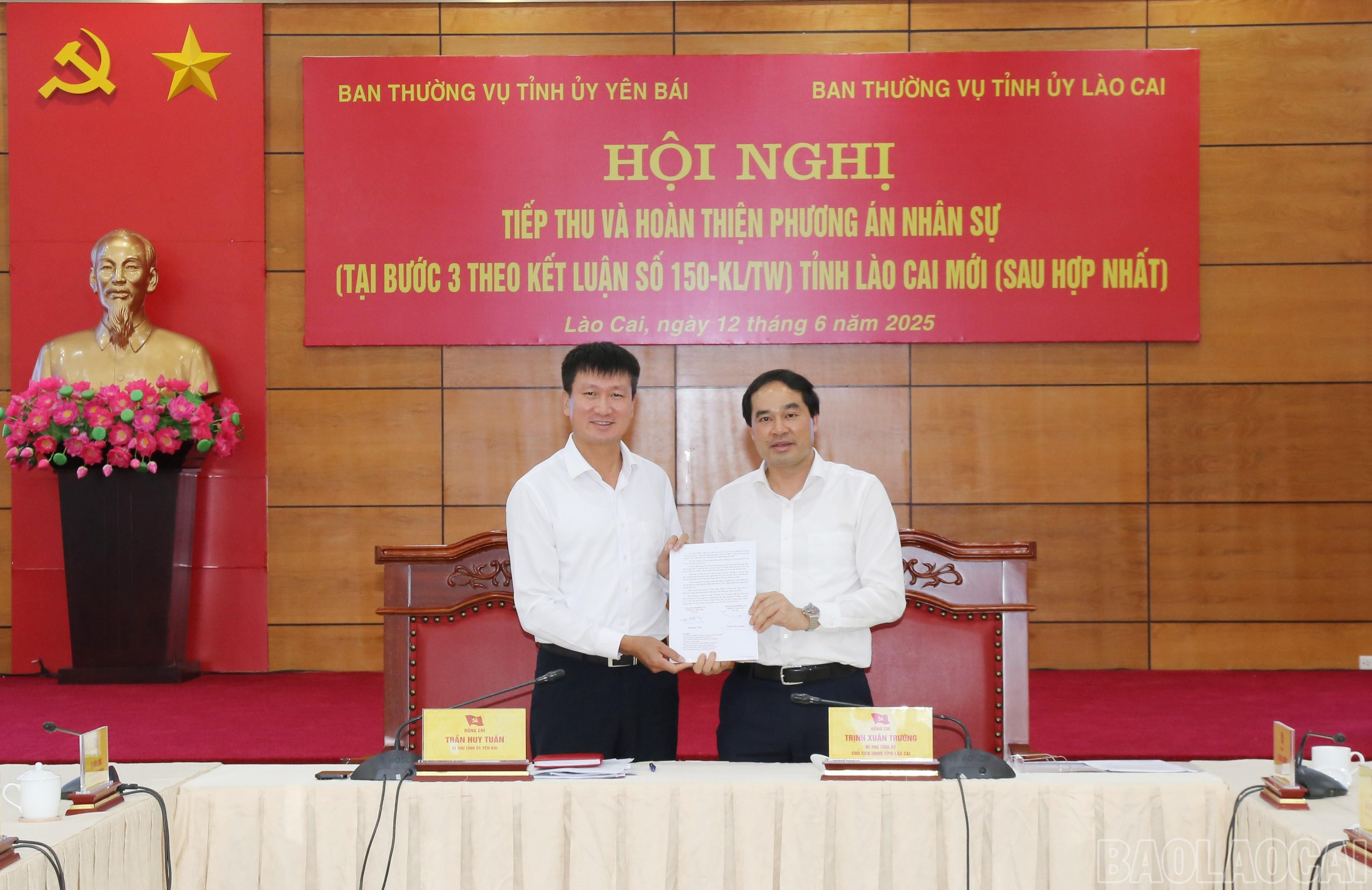 Bí thư Tỉnh ủy Lào Cai Trịnh Xuân Trường và Bí thư Tỉnh ủy Yên Bái Trần Huy Tuấn ký Nghị quyết liên tịch của Ban Thường vụ Tỉnh ủy 2 tỉnh về phương án nhân sự tỉnh Lào Cai mới. baolaocai-br_img-9956.jpg