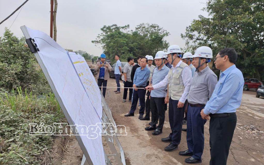 Đồng chí Phó Chủ tịch UBND tỉnh Lại Văn Hoàn nghe báo cáo tiến độ thi công cầu vượt sông Hồng trên tuyến cao tốc CT.08.