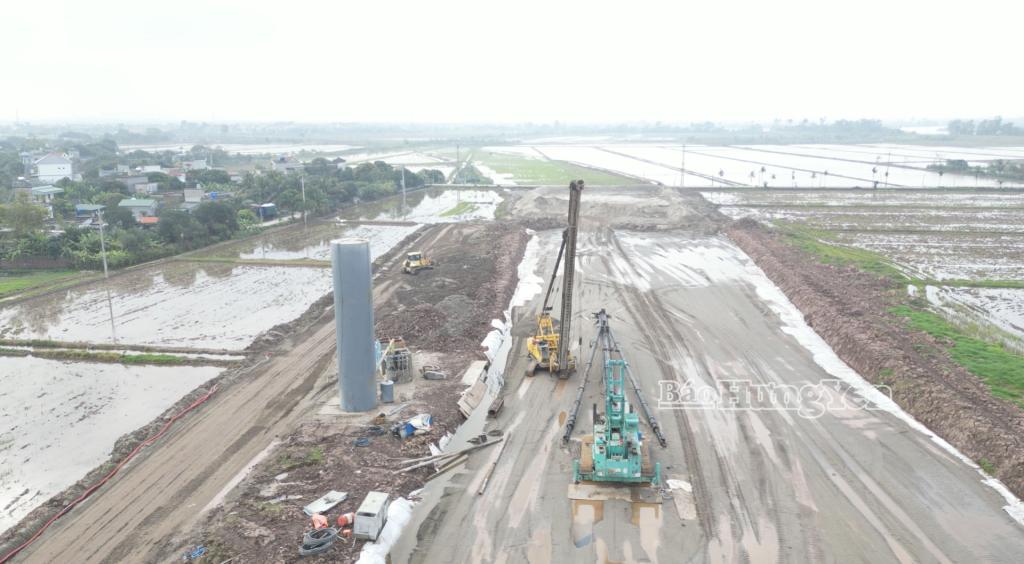 Đơn vị thi công đang triển khai 2 gói thầu chính gồm xây dựng cầu vượt sông Trà Lý và thi công phần đường.