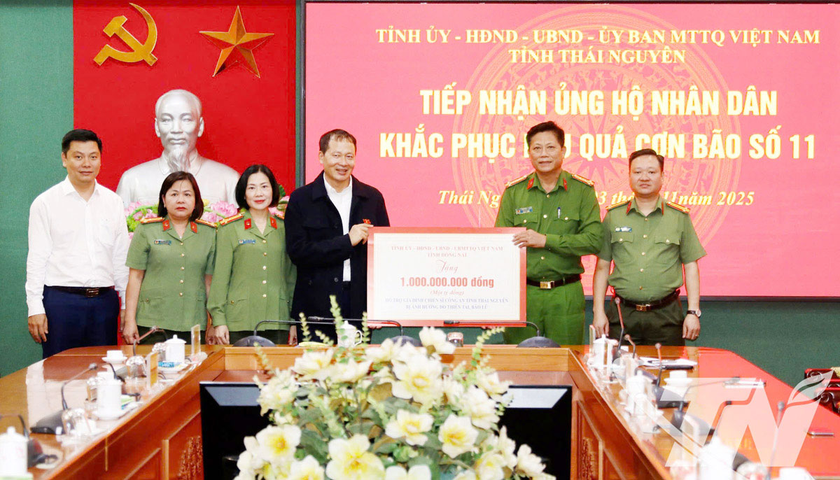 Tỉnh Đồng Nai hỗ trợ 1 tỷ đồng cho các cán bộ, chiến sĩ Công an tỉnh Thái Nguyên có nhà bị ảnh hưởng mưa lũ.