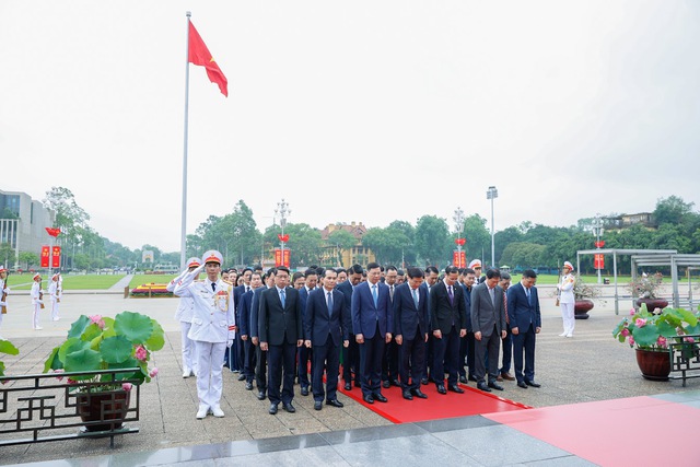 Đoàn đại biểu Văn phòng Chính phủ vào Lăng viếng Chủ tịch Hồ Chí Minh- Ảnh 3.