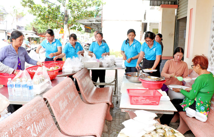 Hoạt động chuẩn bị cơm chay 0 đồng của hội viên Hội LHPN xã Châu Thành góp phần lan tỏa tinh thần sẻ chia trong cộng đồng.    