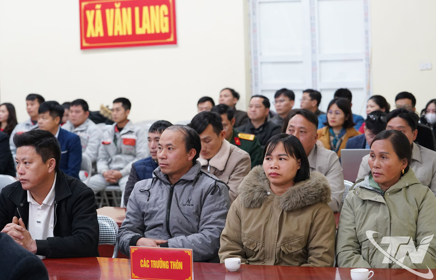 Các trưởng xóm vùng được xóa “lõm sóng” điện thoại dự Hội nghị.