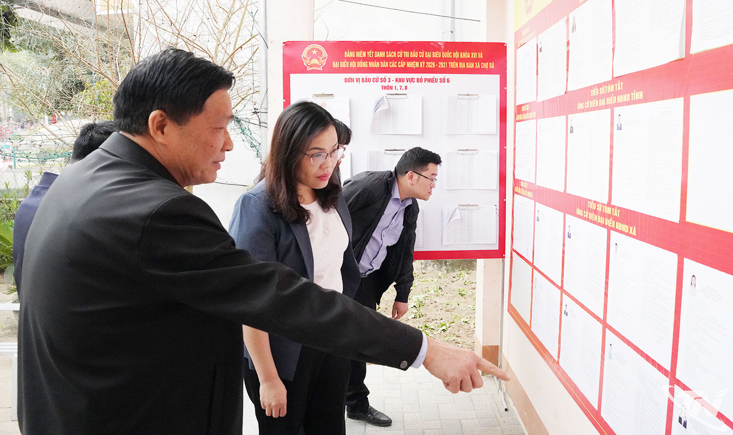 Đoàn công tác kiểm tra khu vực niêm yết danh sách người ứng cử tại xã Chợ Rã.