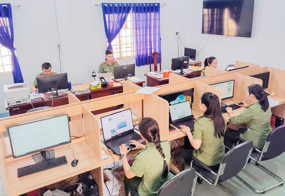 Cán bộ Phòng An ninh mạng và phòng, chống tội phạm công nghệ cao Công an tỉnh Vĩnh Long rà soát thông tin liên quan đến bầu cử trên không gian mạng.